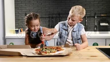 孩子们最喜欢的食物。 两个孩子用披萨切片。 一起行动。 两只手握在一起。 4k